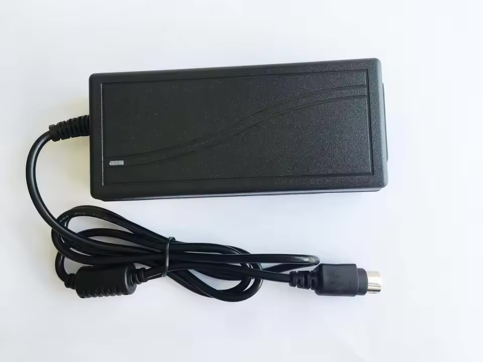 Fuente de alimentación 12V 5A con conector 4 pines – Compatible con monitores TPV y pantallas LCD